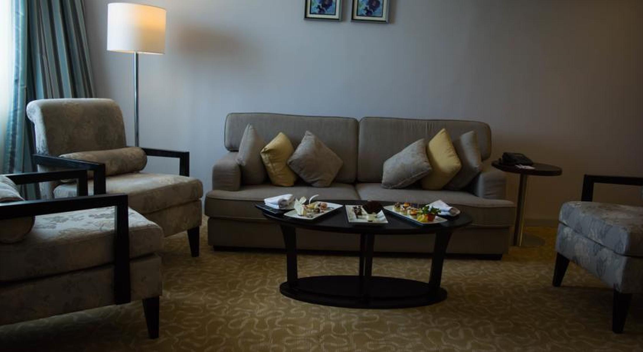 فندق توليب الجلاء القاهرة المظهر الخارجي الصورة A living room in a suite at the Shangri-La Hotel, Kuala Lumpur