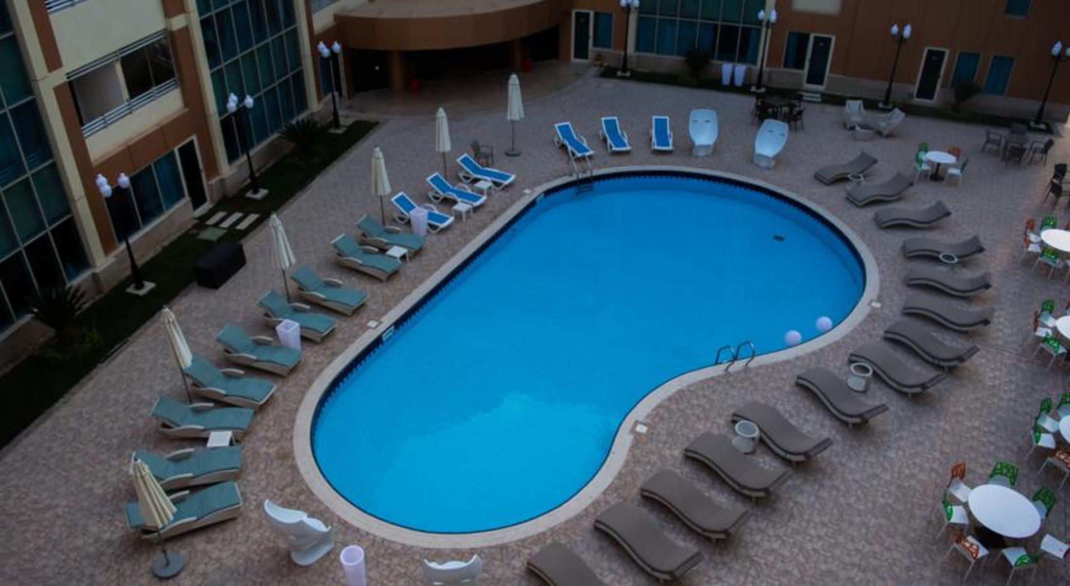 فندق توليب الجلاء القاهرة المظهر الخارجي الصورة A kidney-shaped pool
