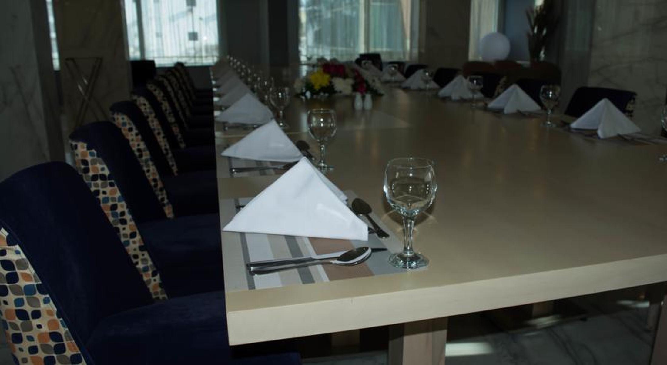 فندق توليب الجلاء القاهرة المظهر الخارجي الصورة A table set for a formal dinner