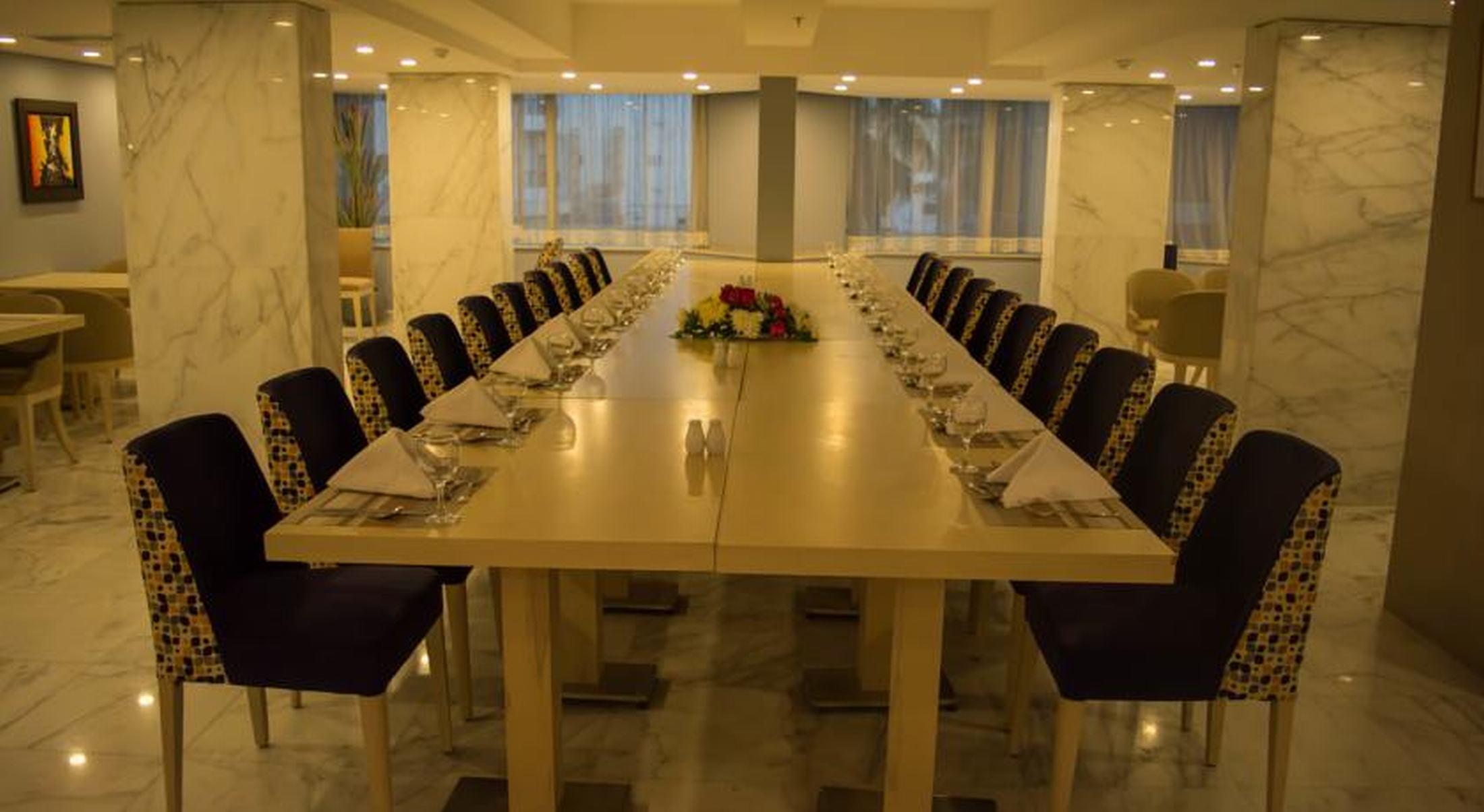 فندق توليب الجلاء القاهرة المظهر الخارجي الصورة A table set for a formal dinner